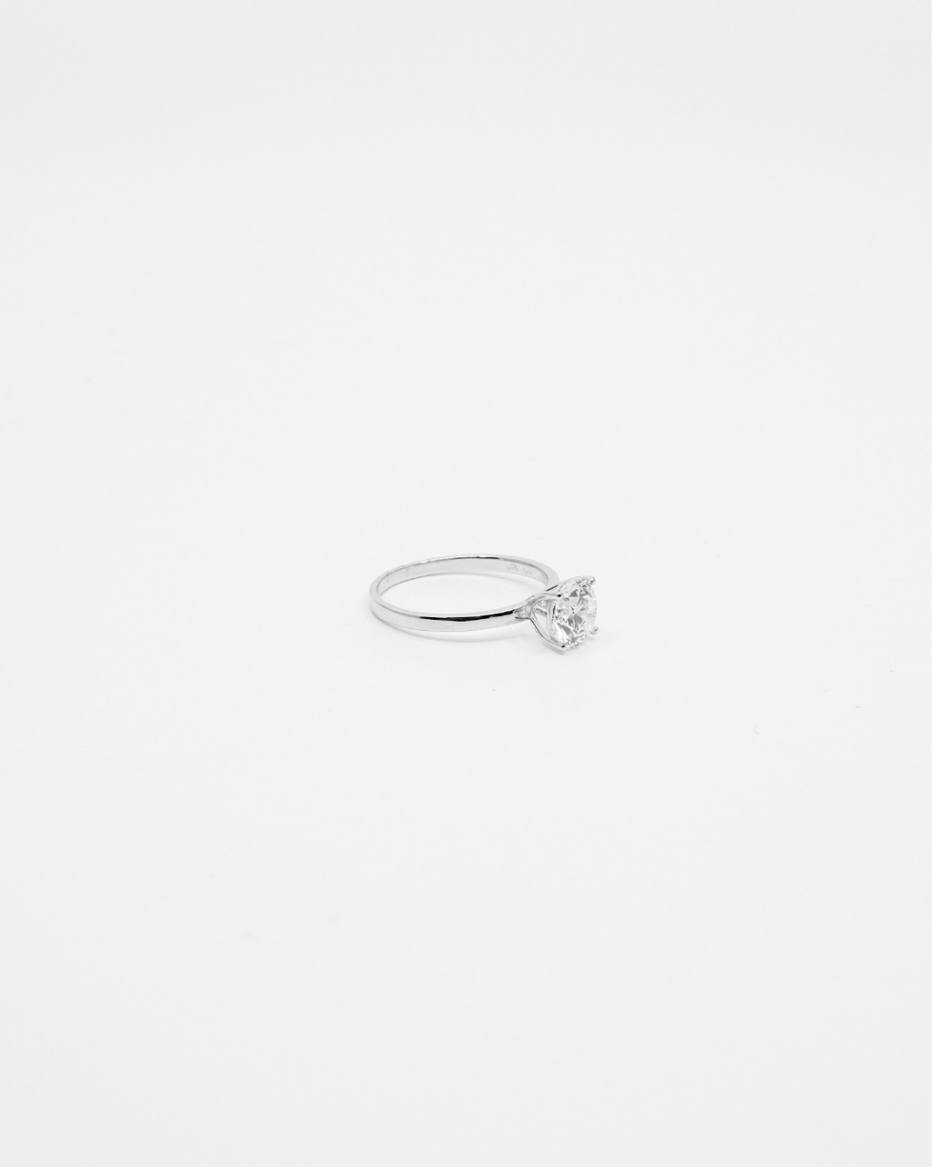 18K Round Cut Diamond Solitaire LGD Ring