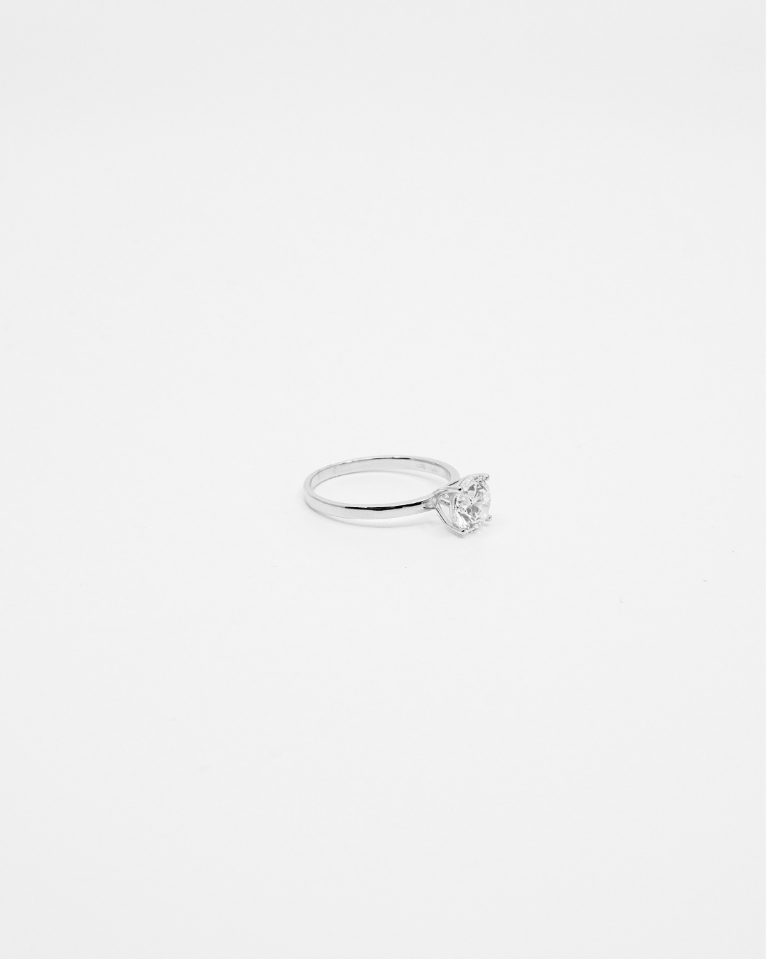 18K Round Cut Diamond Solitaire LGD Ring